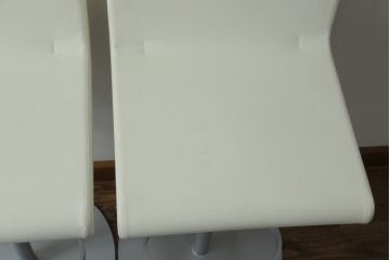 中古　Cassinaixc.(カッシーナイクスシー)　Boomerang(ブーメラン)　シンプルで上品な佇まいが魅力のカウンターチェア2脚セット(回転椅子、ハイチェア、アームレスチェア、店舗什器)(R-073532)