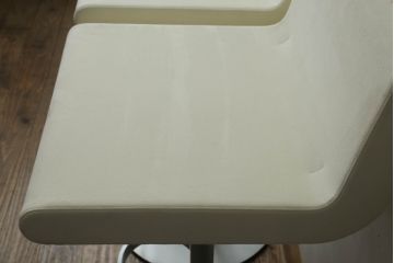 中古　Cassinaixc.(カッシーナイクスシー)　Boomerang(ブーメラン)　シンプルで上品な佇まいが魅力のカウンターチェア2脚セット(回転椅子、ハイチェア、アームレスチェア、店舗什器)(R-073532)