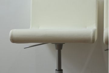 中古　Cassinaixc.(カッシーナイクスシー)　Boomerang(ブーメラン)　シンプルで上品な佇まいが魅力のカウンターチェア2脚セット(回転椅子、ハイチェア、アームレスチェア、店舗什器)(R-073532)
