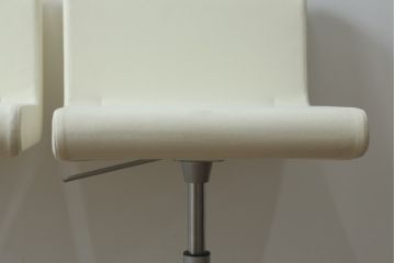 中古　Cassinaixc.(カッシーナイクスシー)　Boomerang(ブーメラン)　シンプルで上品な佇まいが魅力のカウンターチェア2脚セット(回転椅子、ハイチェア、アームレスチェア、店舗什器)(R-073532)