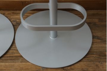 中古　Cassinaixc.(カッシーナイクスシー)　Boomerang(ブーメラン)　シンプルで上品な佇まいが魅力のカウンターチェア2脚セット(回転椅子、ハイチェア、アームレスチェア、店舗什器)(R-073532)
