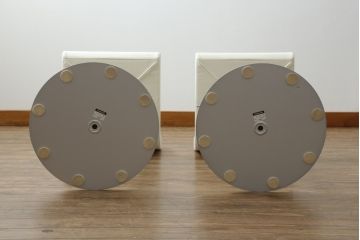 中古　Cassinaixc.(カッシーナイクスシー)　Boomerang(ブーメラン)　シンプルで上品な佇まいが魅力のカウンターチェア2脚セット(回転椅子、ハイチェア、アームレスチェア、店舗什器)(R-073532)