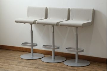中古　短期展示品　美品　Cassinaixc.(カッシーナイクスシー)　Boomerang(ブーメラン)　シンプルで上品な佇まいが魅力のカウンターチェア3脚セット(回転椅子、ハイチェア、アームレスチェア、店舗什器)(R-073535)