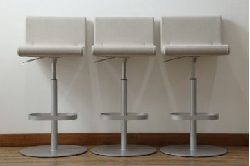 中古　短期展示品　美品　Cassinaixc.(カッシーナイクスシー)　Boomerang(ブーメラン)　シンプルで上品な佇まいが魅力のカウンターチェア3脚セット(回転椅子、ハイチェア、アームレスチェア、店舗什器)(R-073535)