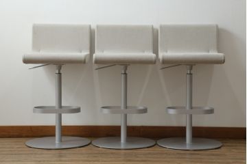 中古　短期展示品　美品　Cassinaixc.(カッシーナイクスシー)　Boomerang(ブーメラン)　シンプルで上品な佇まいが魅力のカウンターチェア3脚セット(回転椅子、ハイチェア、アームレスチェア、店舗什器)(R-073535)
