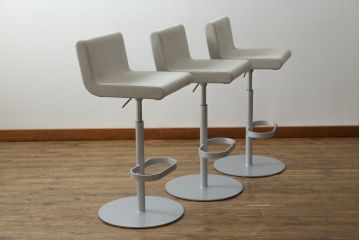 中古　短期展示品　美品　Cassinaixc.(カッシーナイクスシー)　Boomerang(ブーメラン)　シンプルで上品な佇まいが魅力のカウンターチェア3脚セット(回転椅子、ハイチェア、アームレスチェア、店舗什器)(R-073535)
