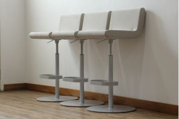 中古　短期展示品　美品　Cassinaixc.(カッシーナイクスシー)　Boomerang(ブーメラン)　シンプルで上品な佇まいが魅力のカウンターチェア3脚セット(回転椅子、ハイチェア、アームレスチェア、店舗什器)(R-073535)