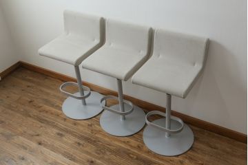 中古　短期展示品　美品　Cassinaixc.(カッシーナイクスシー)　Boomerang(ブーメラン)　シンプルで上品な佇まいが魅力のカウンターチェア3脚セット(回転椅子、ハイチェア、アームレスチェア、店舗什器)(R-073535)