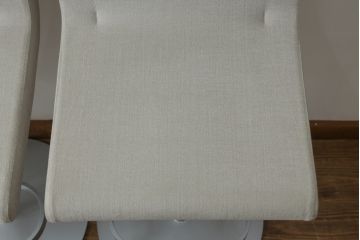中古　短期展示品　美品　Cassinaixc.(カッシーナイクスシー)　Boomerang(ブーメラン)　シンプルで上品な佇まいが魅力のカウンターチェア3脚セット(回転椅子、ハイチェア、アームレスチェア、店舗什器)(R-073535)