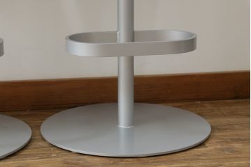 中古　短期展示品　美品　Cassinaixc.(カッシーナイクスシー)　Boomerang(ブーメラン)　シンプルで上品な佇まいが魅力のカウンターチェア3脚セット(回転椅子、ハイチェア、アームレスチェア、店舗什器)(R-073535)