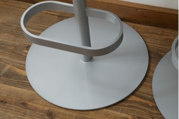 中古　短期展示品　美品　Cassinaixc.(カッシーナイクスシー)　Boomerang(ブーメラン)　シンプルで上品な佇まいが魅力のカウンターチェア3脚セット(回転椅子、ハイチェア、アームレスチェア、店舗什器)(R-073535)
