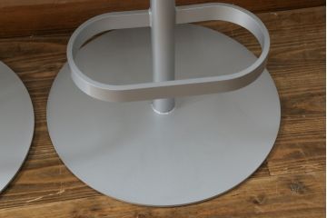 中古　短期展示品　美品　Cassinaixc.(カッシーナイクスシー)　Boomerang(ブーメラン)　シンプルで上品な佇まいが魅力のカウンターチェア3脚セット(回転椅子、ハイチェア、アームレスチェア、店舗什器)(R-073535)