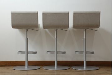 中古　短期展示品　美品　Cassinaixc.(カッシーナイクスシー)　Boomerang(ブーメラン)　シンプルで上品な佇まいが魅力のカウンターチェア3脚セット(回転椅子、ハイチェア、アームレスチェア、店舗什器)(R-073535)