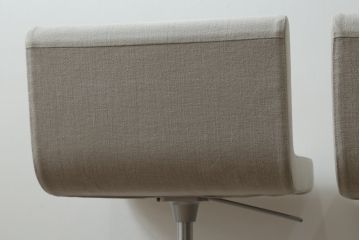 中古　短期展示品　美品　Cassinaixc.(カッシーナイクスシー)　Boomerang(ブーメラン)　シンプルで上品な佇まいが魅力のカウンターチェア3脚セット(回転椅子、ハイチェア、アームレスチェア、店舗什器)(R-073535)