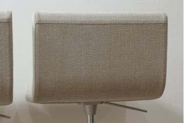中古　短期展示品　美品　Cassinaixc.(カッシーナイクスシー)　Boomerang(ブーメラン)　シンプルで上品な佇まいが魅力のカウンターチェア3脚セット(回転椅子、ハイチェア、アームレスチェア、店舗什器)(R-073535)