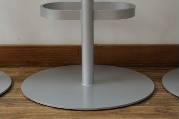 中古　短期展示品　美品　Cassinaixc.(カッシーナイクスシー)　Boomerang(ブーメラン)　シンプルで上品な佇まいが魅力のカウンターチェア3脚セット(回転椅子、ハイチェア、アームレスチェア、店舗什器)(R-073535)
