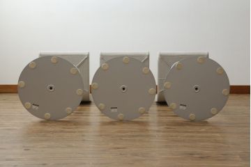 中古　短期展示品　美品　Cassinaixc.(カッシーナイクスシー)　Boomerang(ブーメラン)　シンプルで上品な佇まいが魅力のカウンターチェア3脚セット(回転椅子、ハイチェア、アームレスチェア、店舗什器)(R-073535)