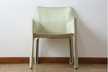 中古　Cassina(カッシーナ)　413　CAB(キャブ)　MARIO BELLINI(マリオベリーニ)　本革(レザー)　シンプルモダンな空間づくりに活躍するアームチェア(ダイニングチェア、椅子、イス)(定価約38万5千円)(R-073553)