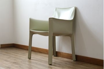 中古　Cassina(カッシーナ)　413　CAB(キャブ)　MARIO BELLINI(マリオベリーニ)　本革(レザー)　シンプルモダンな空間づくりに活躍するアームチェア(ダイニングチェア、椅子、イス)(定価約38万5千円)(R-073553)