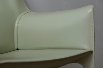 中古　Cassina(カッシーナ)　413　CAB(キャブ)　MARIO BELLINI(マリオベリーニ)　本革(レザー)　シンプルモダンな空間づくりに活躍するアームチェア(ダイニングチェア、椅子、イス)(定価約38万5千円)(R-073553)