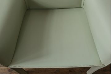 中古　Cassina(カッシーナ)　413　CAB(キャブ)　MARIO BELLINI(マリオベリーニ)　本革(レザー)　シンプルモダンな空間づくりに活躍するアームチェア(ダイニングチェア、椅子、イス)(定価約38万5千円)(R-073553)