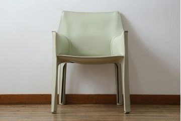 中古　Cassina(カッシーナ)　413　CAB(キャブ)　MARIO BELLINI(マリオベリーニ)　本革(レザー)　シンプルモダンな空間づくりに活躍するアームチェア(ダイニングチェア、椅子、イス)(定価約38万5千円)(R-073554)