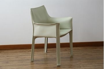 中古　Cassina(カッシーナ)　413　CAB(キャブ)　MARIO BELLINI(マリオベリーニ)　本革(レザー)　シンプルモダンな空間づくりに活躍するアームチェア(ダイニングチェア、椅子、イス)(定価約38万5千円)(R-073554)