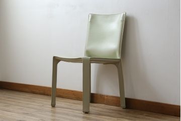 中古　Cassina(カッシーナ)　412　CAB(キャブ)　MARIO BELLINI(マリオベリーニ)　本革(レザー)　シンプルモダンな空間づくりに活躍するアームレスチェア(ダイニングチェア、椅子、イス)(定価約23万7千円)(R-073555)