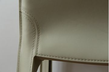 中古　Cassina(カッシーナ)　412　CAB(キャブ)　MARIO BELLINI(マリオベリーニ)　本革(レザー)　シンプルモダンな空間づくりに活躍するアームレスチェア(ダイニングチェア、椅子、イス)(定価約23万7千円)(R-073555)