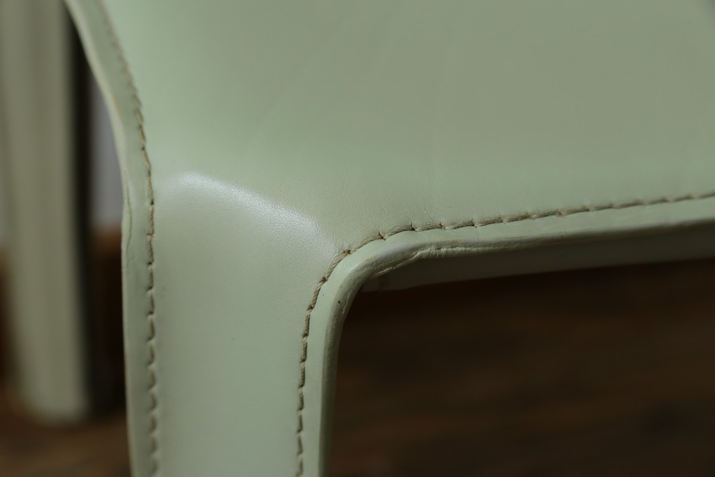中古　Cassina(カッシーナ)　412　CAB(キャブ)　MARIO BELLINI(マリオベリーニ)　本革(レザー)　シンプルモダンな空間づくりに活躍するアームレスチェア　定価約23万7千円　(R-073556)
