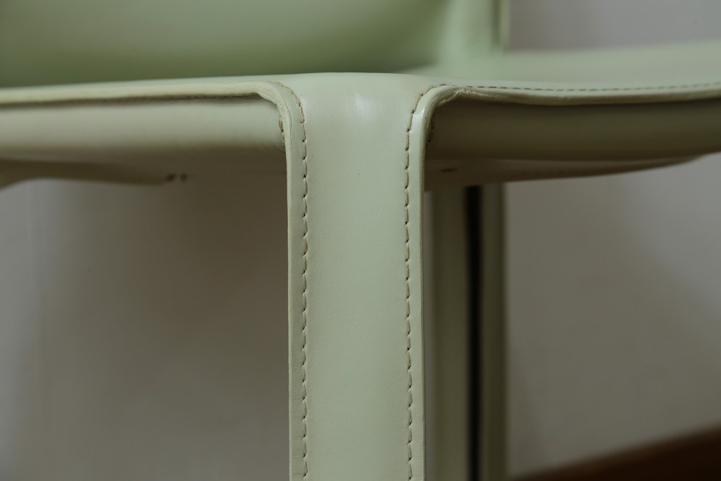 中古　Cassina(カッシーナ)　412　CAB(キャブ)　MARIO BELLINI(マリオベリーニ)　本革(レザー)　シンプルモダンな空間づくりに活躍するアームレスチェア　定価約23万7千円　(R-073556)