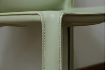 中古　Cassina(カッシーナ)　412　CAB(キャブ)　MARIO BELLINI(マリオベリーニ)　本革(レザー)　シンプルモダンな空間づくりに活躍するアームレスチェア　定価約23万7千円　(R-073556)