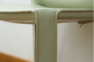 中古　Cassina(カッシーナ)　412　CAB(キャブ)　MARIO BELLINI(マリオベリーニ)　本革(レザー)　シンプルモダンな空間づくりに活躍するアームレスチェア　定価約23万7千円　(R-073556)