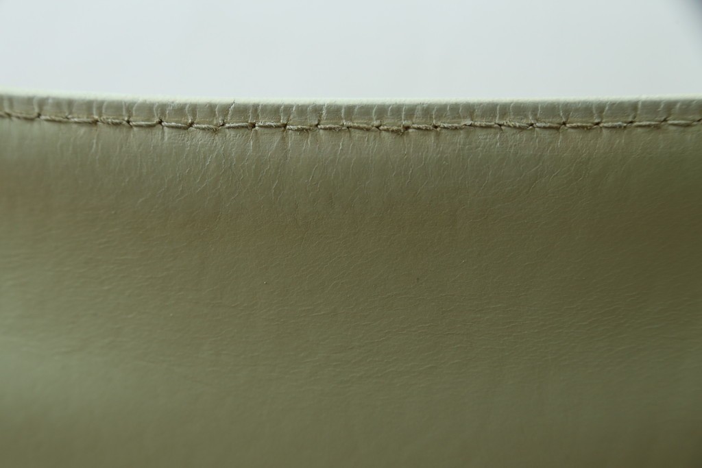 中古　Cassina(カッシーナ)　412　CAB(キャブ)　MARIO BELLINI(マリオベリーニ)　本革(レザー)　シンプルモダンな空間づくりに活躍するアームレスチェア　定価約23万7千円　(R-073556)