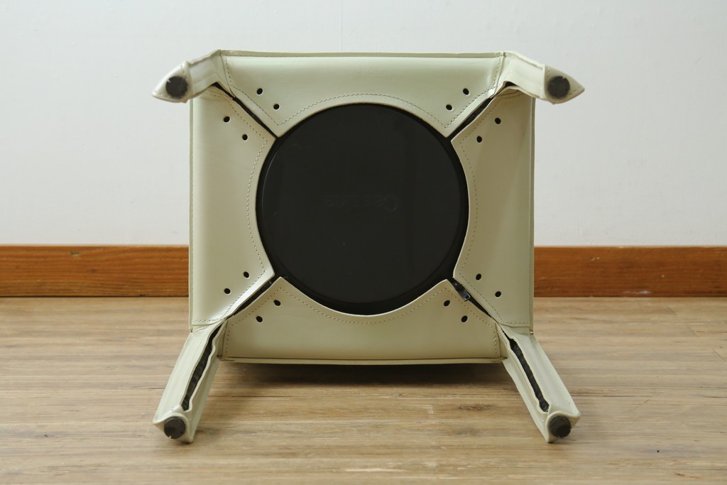 中古　Cassina(カッシーナ)　412　CAB(キャブ)　MARIO BELLINI(マリオベリーニ)　本革(レザー)　シンプルモダンな空間づくりに活躍するアームレスチェア　定価約23万7千円　(R-073556)
