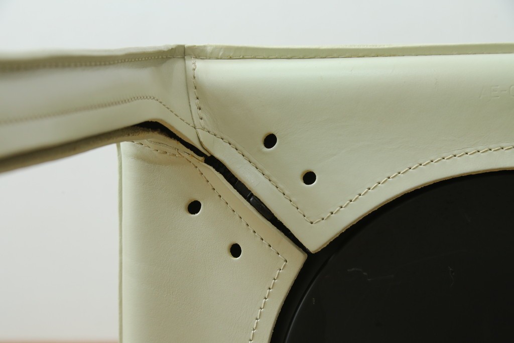 中古　Cassina(カッシーナ)　412　CAB(キャブ)　MARIO BELLINI(マリオベリーニ)　本革(レザー)　シンプルモダンな空間づくりに活躍するアームレスチェア　定価約23万7千円　(R-073556)