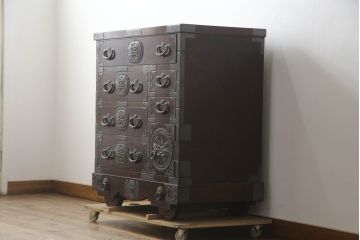 中古　岩谷堂箪笥　桜木作　立派な手打ち金具が目を惹く車箪笥(衣装箪笥、収納箪笥、整理箪笥、和箪笥、引き出し)(R-073557)
