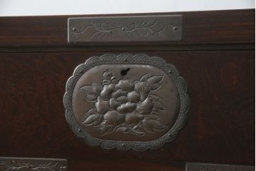 中古　岩谷堂箪笥　桜木作　立派な手打ち金具が目を惹く車箪笥(衣装箪笥、収納箪笥、整理箪笥、和箪笥、引き出し)(R-073557)