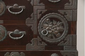 中古　岩谷堂箪笥　桜木作　立派な手打ち金具が目を惹く車箪笥(衣装箪笥、収納箪笥、整理箪笥、和箪笥、引き出し)(R-073557)