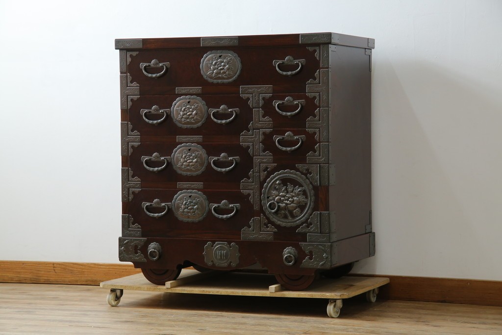 中古　岩谷堂箪笥　桜木作　立派な手打ち金具が目を惹く車箪笥　(R-073557)