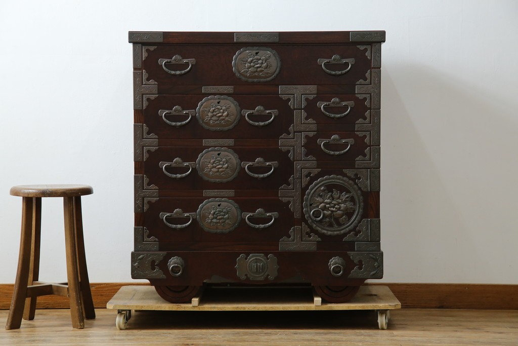 中古　岩谷堂箪笥　桜木作　立派な手打ち金具が目を惹く車箪笥　(R-073557)