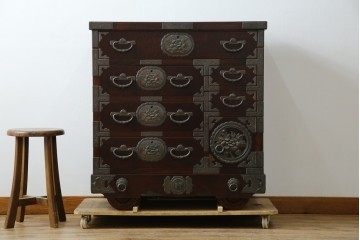 中古　岩谷堂箪笥　桜木作　立派な手打ち金具が目を惹く車箪笥　(R-073557)