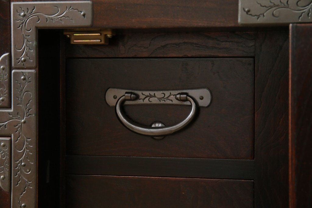 中古　岩谷堂箪笥　桜木作　立派な手打ち金具が目を惹く車箪笥　(R-073557)