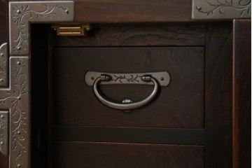 中古　岩谷堂箪笥　桜木作　立派な手打ち金具が目を惹く車箪笥　(R-073557)