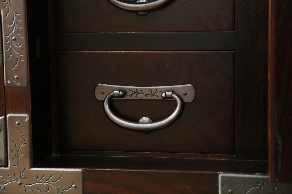 中古　岩谷堂箪笥　桜木作　立派な手打ち金具が目を惹く車箪笥　(R-073557)