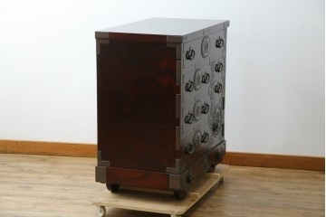 中古　岩谷堂箪笥　桜木作　立派な手打ち金具が目を惹く車箪笥　(R-073557)