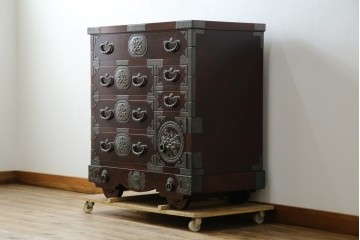 中古　岩谷堂箪笥　桜木作　立派な手打ち金具が目を惹く車箪笥　(R-073557)