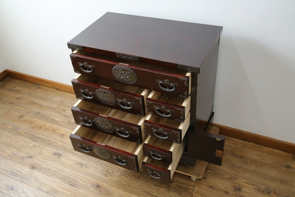 中古　岩谷堂箪笥　桜木作　立派な手打ち金具が目を惹く車箪笥　(R-073557)