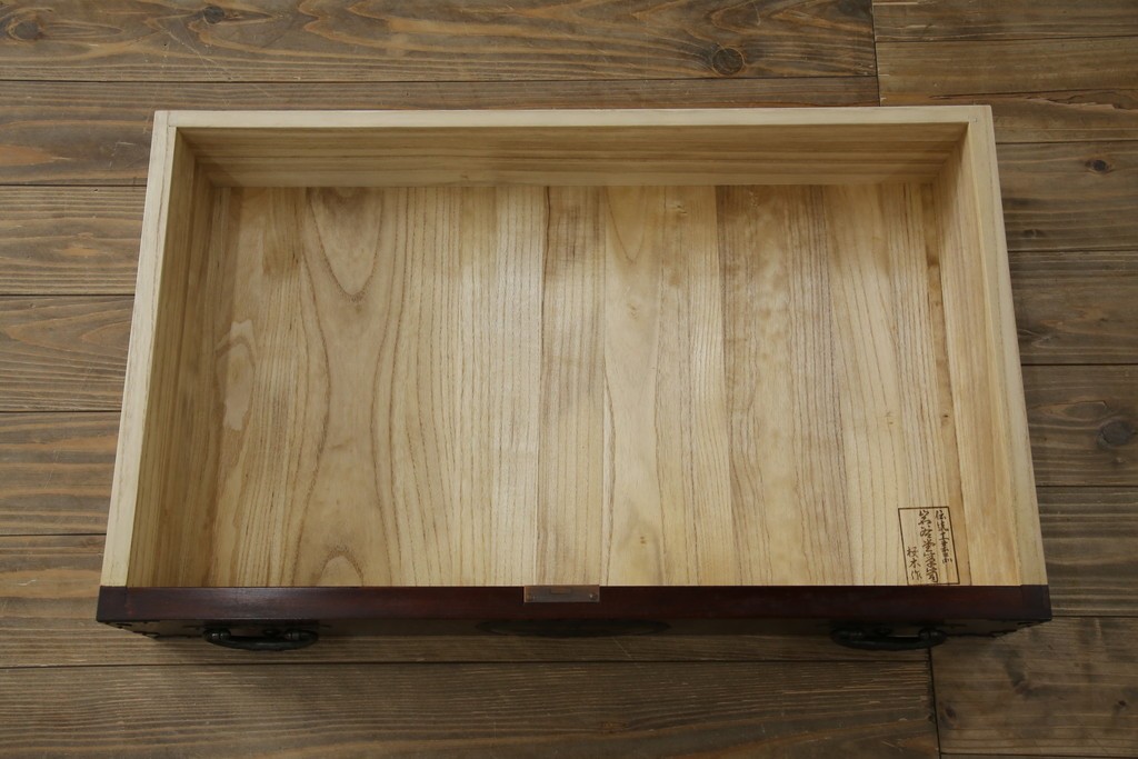 中古　岩谷堂箪笥　桜木作　立派な手打ち金具が目を惹く車箪笥　(R-073557)