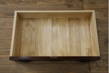 中古　岩谷堂箪笥　桜木作　立派な手打ち金具が目を惹く車箪笥　(R-073557)